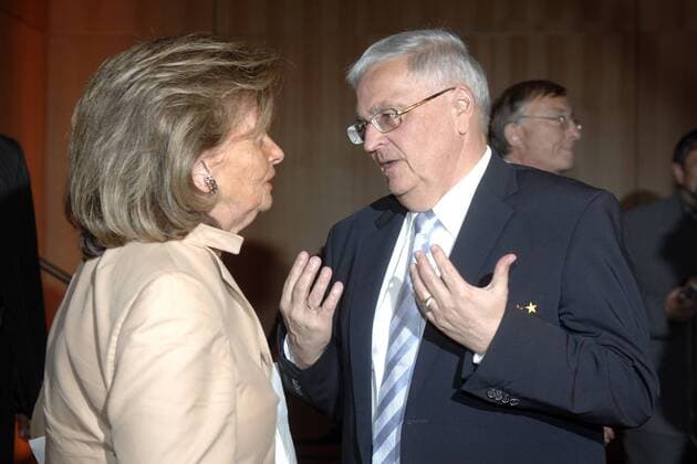 DFB Präsident Dr. Theo Zwanziger im Gespräch mit Charlotte Knobloch (beide Deutschland), Vizepräsidentin des Zentralrat der Juden und Vorsitzende der jüdischen Gemeinde München, anlässlich der Verleihung des Julius Hirsch Preises 2007 Fußball Herren Preisverleihung 2007, Ehrung, Auszeichnung, Gegen Rassismus, Fremdenfeindlichkeit, Antisemitismus Gruppe München Fußball Herren Preisverleihung 2007, Ehrung, Auszeichnung, Gegen Rassismus, Fremdenfeindlichkeit, Antisemitismus Gruppe München