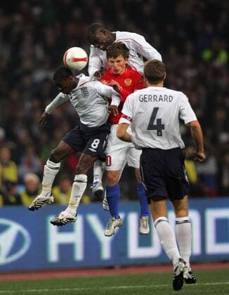 Andrey Arshavin (Russland, Mitte) gegen Shaun Wright Phillips (li.) und Micah Richards (beide England) - Fußball Länderspiel Herren EM Qualifikation 2007, Nationalteam, Nationaltrikot, Russland - England 2:1 Gruppe Moskau Dynamik, Höhe, Kampf, Fußball Länderspiel Herren EM Qualifikation 2007, Nationalteam, Nationaltrikot, Russland - England 2:1 Gruppe Moskau Dynamik, Höhe, Kampf,