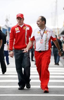 Kimi Räikkönen (Finnland, li.) und Pressesprecher Luca Colajanni (Italien beide Ferrari) im Gespräch Motorsport Grand Prix Herren Großer Preis von Brasilien 2007, Formel 1 Weltmeisterschaft, F1, F, GP, WM Gruppe Interlagos Sao Paulo Motorsport Grand Prix Herren Großer Preis von Brasilien 2007, Formel 1 Weltmeisterschaft, F1, F, GP, WM Gruppe Interlagos Sao Paulo