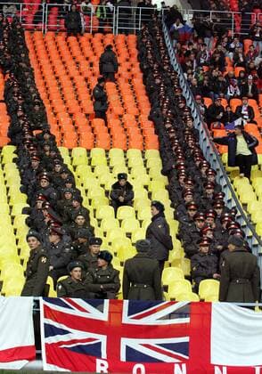 Russische Polizisten sorgen während der EM Qualifikation gegen England für die nötige Sicherheit - EDITORIAL USE ONLY. No use with unauthorised audio, video, data, fixture lists, club league logos or live services. Online in-match use limited to 120 images, no video emulation. No use in betting, games or single club league player publications. Fußball Länderspiel Herren EM Qualifikation 2007, Nationalteam, Rußland - England 2:1 Totale Moskau Fußball Länderspiel Herren EM Qualifikation 2007, Nationalteam, Rußland - England 2:1 Totale Moskau