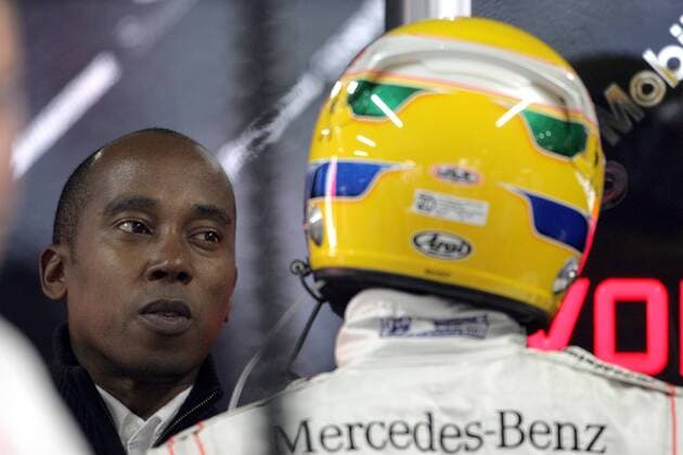 Vater und Manager Anthony Hamilton (li.) im Gespräch mit Lewis Hamilton (beide England McLaren Mercedes) - Motorsport Grand Prix Herren Großer Preis von Brasilien 2007, Formel 1 Weltmeisterschaft, F1, F, GP, WM, Freies Training Gruppe Interlagos Sao Paulo Motorsport Grand Prix Herren Großer Preis von Brasilien 2007, Formel 1 Weltmeisterschaft, F1, F, GP, WM, Freies Training Gruppe Interlagos Sao Paulo