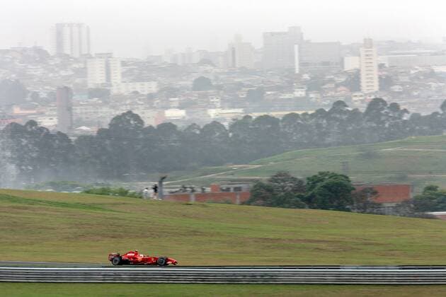 Kimi Räikkönen (Finnland Ferrari) in seinem Boliden vor dem Stadtbild Sao Paulos - Motorsport Grand Prix Herren Großer Preis von Brasilien 2007, Formel 1 Weltmeisterschaft, F1, F, GP, WM, Freies Training Totale Interlagos Sao Paulo Motorsport Grand Prix Herren Großer Preis von Brasilien 2007, Formel 1 Weltmeisterschaft, F1, F, GP, WM, Freies Training Totale Interlagos Sao Paulo
