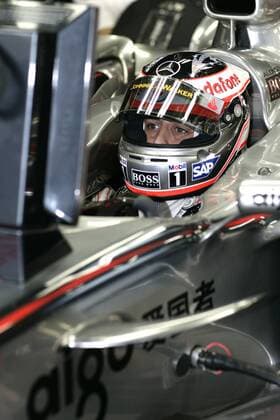Fernando Alonso (Spanien McLaren Mercedes) im Cockpit seines Boliden Motorsport Grand Prix Herren Großer Preis von Brasilien 2007, Formel 1 Weltmeisterschaft, F1, F, GP, WM, Freies Training Einzelbild Interlagos Sao Paulo Nachdenklichkeit, Motorsport Grand Prix Herren Großer Preis von Brasilien 2007, Formel 1 Weltmeisterschaft, F1, F, GP, WM, Freies Training Einzelbild Interlagos Sao Paulo Nachdenklichkeit,
