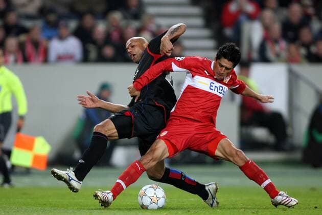 Ricardo Osorio (Stuttgart, re.) gegen Fabio dos Santos (Lyon) - Fußball EC 1 Herren Champions League 2007 2008, VfB Stuttgart - Olympique Lyonnais 0:2, OL, Lyon Gruppe Stuttgart Dynamik, Kampf, Fußball EC 1 Herren Champions League 2007 2008, VfB Stuttgart - Olympique Lyonnais 0:2, OL, Lyon Gruppe Stuttgart Dynamik, Kampf,