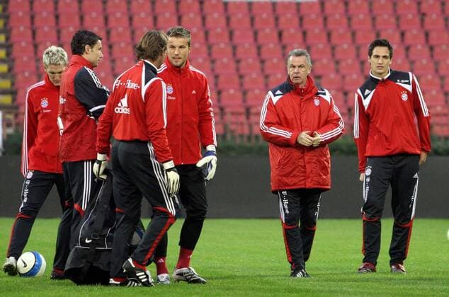Training Bayern, v.re.: Mats Hummels, Trainer Ottmar Hitzfeld, Torwart Michael Rensing, Torwarttrainer Bernd Dreher, Mark van Bommel und Bastian Schweinsteiger - Fußball EC 3 Herren UEFA Cup 2007 2008, Pokal, Europapokal, Europacup, FC Bayern München, Training Gruppe Belgrad Fußball EC 3 Herren UEFA Cup 2007 2008, Pokal, Europapokal, Europacup, FC Bayern München, Training Gruppe Belgrad