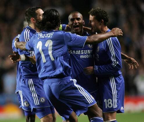 Didier Drogba (li.), Florent Malouda (Mitte) und Wayne Bridge (alle Chelsea) - Torjubel - EDITORIAL USE ONLY. No use with unauthorised audio, video, data, fixture lists, club league logos or live services. Online in-match use limited to 120 images, no video emulation. No use in betting, games or single club league player publications. Fußball EC 1 Herren Champions League 2007 2008, Chelsea FC London Gruppe London Freude, Fußball EC 1 Herren Champions League 2007 2008, Chelsea FC London Gruppe London Freude,