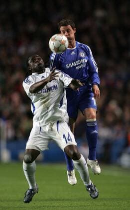 Gerald Asamoah (Schalke, li.) gegen Wayne Bridge (Chelsea) - EDITORIAL USE ONLY. No use with unauthorised audio, video, data, fixture lists, club league logos or live services. Online in-match use limited to 120 images, no video emulation. No use in betting, games or single club league player publications. Fußball EC 1 Herren Champions League 2007 2008, Chelsea FC London - FC Schalke 04 2:0 Gruppe London Dynamik, Kampf, Fußball EC 1 Herren Champions League 2007 2008, Chelsea FC London - FC Schalke 04 2:0 Gruppe London Dynamik, Kampf,