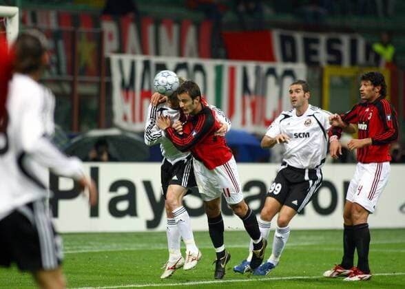 Alberto Gilardino (AC Mailand, 2.v.li.) setzt sich durch und erzielt das 2:0 - Fußball EC 1 Herren Champions League 2007 2008, AC Mailand - Schachtjor Donezk 4:1, Milan, Vdig Gruppe Mailand Dynamik, Kampf, Fußball EC 1 Herren Champions League 2007 2008, AC Mailand - Schachtjor Donezk 4:1, Milan, Vdig Gruppe Mailand Dynamik, Kampf,