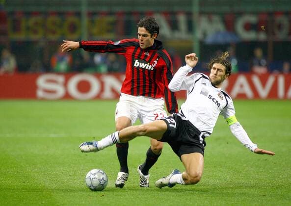 Kaka (AC Mailand, li.) gegen Dmytro Chygrynskyi (Donezk) - Fußball EC 1 Herren Champions League 2007 2008, AC Mailand - Schachtjor Donezk 4:1, Milan, Vdig Gruppe Mailand Dynamik, Kampf, Fußball EC 1 Herren Champions League 2007 2008, AC Mailand - Schachtjor Donezk 4:1, Milan, Vdig Gruppe Mailand Dynamik, Kampf,