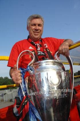 Trainer Carlo Ancelotti (AC Mailand) mit der Trophäe - Fußball EC 1 Herren Champions League 2006 2007, Serie A, 1. Italienische Liga, AC Mailand, Milan Einzelbild Mailand Glück, Fußball EC 1 Herren Champions League 2006 2007, Serie A, 1. Italienische Liga, AC Mailand, Milan Einzelbild Mailand Glück,