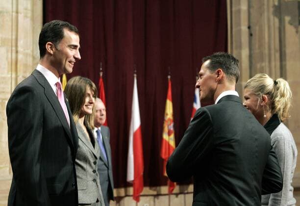 Kronprinz Felipe von Spanien (li.) gratuliert Michael Schumacher (Deutschland) zum Prinz von Asturien Preis 2007, daneben ihre Ehefrauen Letizia und Corinna - - NOxONLINExUSE Motorsport Herren Prinz von Asturien Preis 2007, Preisverleihung, Verleihung, Ehrung, Auszeichnung, Formel 1, F1, F 1 Gruppe Oviedo Harmonie, Freude, Motorsport Herren Prinz von Asturien Preis 2007, Preisverleihung, Verleihung, Ehrung, Auszeichnung, Formel 1, F1, F 1 Gruppe Oviedo Harmonie, Freude,