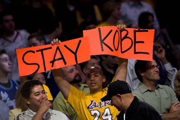 Los Angeles Lakers Fan reagiert auf die anhaltenden Transfergerüchte um Kobe Bryant und fordert ihn zum bleiben auf - Stay Kobe! - (Icon91068241) Basketball Herren NBA 2007 2008, Los Angeles Lakers, Plakat, Fanplakat, Fanplakate, Transparent, Gruppe o0 Meinung Fanmeinung Los Angeles, LA, L A Basketball Herren NBA 2007 2008, Los Angeles Lakers, Plakat, Fanplakat, Fanplakate, Transparent, Gruppe o0 Meinung Fanmeinung Los Angeles, LA, L A EDITORIAL USE ONLY