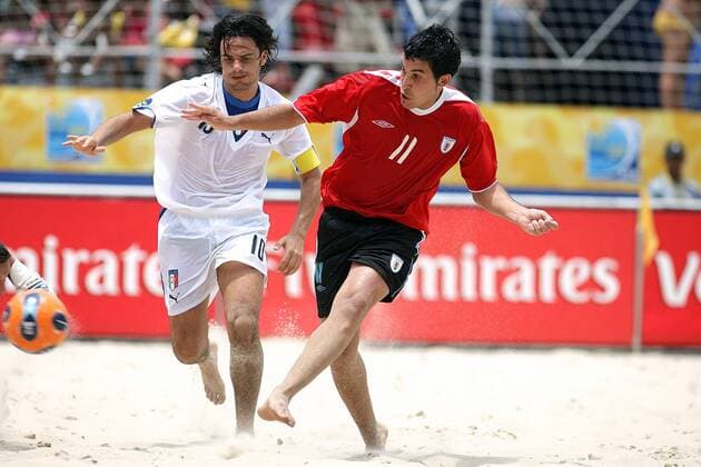 Matias (Uruguay, re.) gegen Gianni Fruzetti (Italien) Beachsoccer WM Herren FIFA Beach Soccer World Cup 2007, Länderspiel, Nationalteam, Nationaltrikot, Uruguay - Italien 3:2 Gruppe Rio de Janeiro Dynamik, Beachsoccer WM Herren FIFA Beach Soccer World Cup 2007, Länderspiel, Nationalteam, Nationaltrikot, Uruguay - Italien 3:2 Gruppe Rio de Janeiro Dynamik,