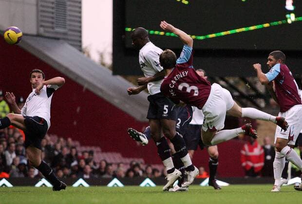 Torschütze George McCartney (West Ham, 2.v.re.) erzielt gegen Abdoulaye Meite (Bolton, 2.v.li.) den Treffer zum 1:0 - EDITORIAL USE ONLY. No use with unauthorised audio, video, data, fixture lists, club league logos or live services. Online in-match use limited to 120 images, no video emulation. No use in betting, games or single club league player publications. Fußball Herren English Premier League 2007 2008, 1. Englische Liga, West Ham United - Bolton Wanderers 1:1, Vdig Gruppe London Dynamik, Fußball Herren English Premier League 2007 2008, 1. Englische Liga, West Ham United - Bolton Wanderers 1:1, Vdig Gruppe London Dynamik,
