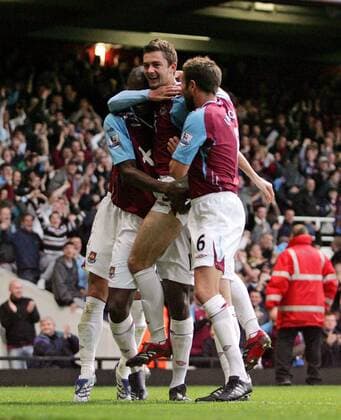 Torschütze George McCartney (West Ham, Mitte) lässt sich von seinen Mitspielern feiern - EDITORIAL USE ONLY. No use with unauthorised audio, video, data, fixture lists, club league logos or live services. Online in-match use limited to 120 images, no video emulation. No use in betting, games or single club league player publications. Fußball Herren English Premier League 2007 2008, 1. Englische Liga, West Ham United, Vdig Gruppe London Begeisterung, Freude, Fußball Herren English Premier League 2007 2008, 1. Englische Liga, West Ham United, Vdig Gruppe London Begeisterung, Freude,