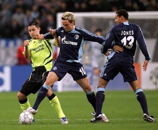 Ivan Rakitic (Mitte) und Jermain Jones (beide Schalke, re.) gegen Frank Lampard (Chelsea) - EDITORIAL USE ONLY. No use with unauthorised audio, video, data, fixture lists, club league logos or live services. Online in-match use limited to 120 images, no video emulation. No use in betting, games or single club league player publications. Fußball EC 1 Herren Champions League 2007 2008, FC Schalke 04 - Chelsea FC London Gruppe Gelsenkirchen Dynamik, Fußball EC 1 Herren Champions League 2007 2008, FC Schalke 04 - Chelsea FC London Gruppe Gelsenkirchen Dynamik,