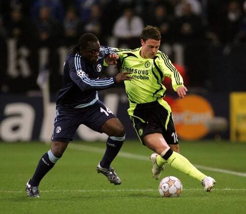 Wayne Bridge (Chelsea, re.) gegen Gerald Asamoah (Schalke) - EDITORIAL USE ONLY. No use with unauthorised audio, video, data, fixture lists, club league logos or live services. Online in-match use limited to 120 images, no video emulation. No use in betting, games or single club league player publications. Fußball EC 1 Herren Champions League 2007 2008, FC Schalke 04 - Chelsea FC London Gruppe Gelsenkirchen Dynamik, Fußball EC 1 Herren Champions League 2007 2008, FC Schalke 04 - Chelsea FC London Gruppe Gelsenkirchen Dynamik,