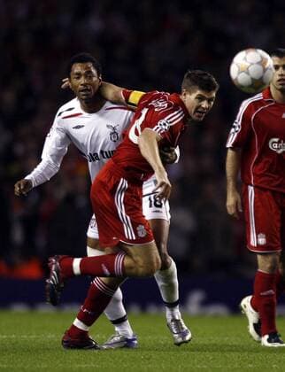 Steven Gerrard (Liverpool, re.) gegen Edouard Cisse (Besiktas) - EDITORIAL USE ONLY. No use with unauthorised audio, video, data, fixture lists, club league logos or live services. Online in-match use limited to 120 images, no video emulation. No use in betting, games or single club league player publications. Fußball EC 1 Herren Champions League 2007 2008, FC Liverpool - Besiktas Istanbul Gruppe Liverpool Dynamik, Fußball EC 1 Herren Champions League 2007 2008, FC Liverpool - Besiktas Istanbul Gruppe Liverpool Dynamik,