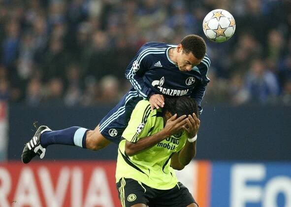 Jermaine Jones (Schalke, obenauf) gegen Didier Drogba (Chelsea) Fußball EC 1 Herren Champions League 2007 2008, FC Schalke 04 - Chelsea FC London 0:0 Gruppe Gelsenkirchen Dynamik, Kampf, Unterwerfung, Überlegenheit, Fußball EC 1 Herren Champions League 2007 2008, FC Schalke 04 - Chelsea FC London 0:0 Gruppe Gelsenkirchen Dynamik, Kampf, Unterwerfung, Überlegenheit,