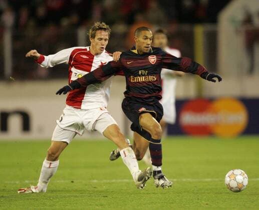 Gael Clichy (Arsenal, re.) gegen Michal Svec (Slavia Prag) - EDITORIAL USE ONLY. No use with unauthorised audio, video, data, fixture lists, club league logos or live services. Online in-match use limited to 120 images, no video emulation. No use in betting, games or single club league player publications. Fußball EC 1 Herren Champions League 2007 2008, SK Slavia Prag - Arsenal FC London Gruppe Prag Dynamik, Kampf, Fußball EC 1 Herren Champions League 2007 2008, SK Slavia Prag - Arsenal FC London Gruppe Prag Dynamik, Kampf,