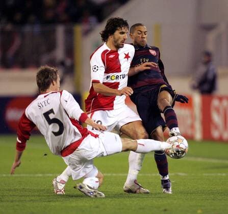 Gael Clichy (Arsenal, re.) gegen Michal Svec (li.) und Matej Krajcik (beide Slavia Prag) - EDITORIAL USE ONLY. No use with unauthorised audio, video, data, fixture lists, club league logos or live services. Online in-match use limited to 120 images, no video emulation. No use in betting, games or single club league player publications. Fußball EC 1 Herren Champions League 2007 2008, SK Slavia Prag - Arsenal FC London 0:0 Gruppe Prag Dynamik, Fußball EC 1 Herren Champions League 2007 2008, SK Slavia Prag - Arsenal FC London 0:0 Gruppe Prag Dynamik,