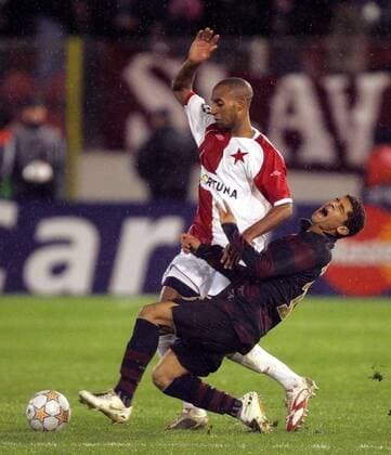 Denilson (Arsenal, re.) gegen Mickael Tavares (Slavia Prag) - EDITORIAL USE ONLY. No use with unauthorised audio, video, data, fixture lists, club league logos or live services. Online in-match use limited to 120 images, no video emulation. No use in betting, games or single club league player publications. Fußball EC 1 Herren Champions League 2007 2008, SK Slavia Prag - Arsenal FC London 0:0 Gruppe Prag Dynamik, Fußball EC 1 Herren Champions League 2007 2008, SK Slavia Prag - Arsenal FC London 0:0 Gruppe Prag Dynamik,