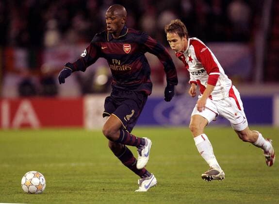 Vassiriki Abou Diaby (Arsenal, li.) gegen Michal Svec (Slavia Prag) - EDITORIAL USE ONLY. No use with unauthorised audio, video, data, fixture lists, club league logos or live services. Online in-match use limited to 120 images, no video emulation. No use in betting, games or single club league player publications. Fußball EC 1 Herren Champions League 2007 2008, SK Slavia Prag - Arsenal FC London 0:0 Gruppe Prag Dynamik, Fußball EC 1 Herren Champions League 2007 2008, SK Slavia Prag - Arsenal FC London 0:0 Gruppe Prag Dynamik,
