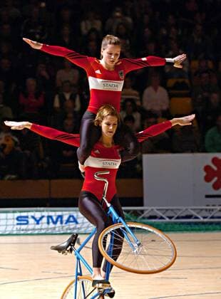 Sandra Sprinkmeier (obenauf) und Katrin Schultheis (beide Deutschland) Radsport WM Damen WM 2007, Hallenradsport, Kunstrad, Kunstradsport, Kunstradfahren, Halle, Indoor, Zweier, 2er, 2 er Gruppe Hallenradsport Winterthur Radsport WM Damen WM 2007, Hallenradsport, Kunstrad, Kunstradsport, Kunstradfahren, Halle, Indoor, Zweier, 2er, 2 er Gruppe Hallenradsport Winterthur