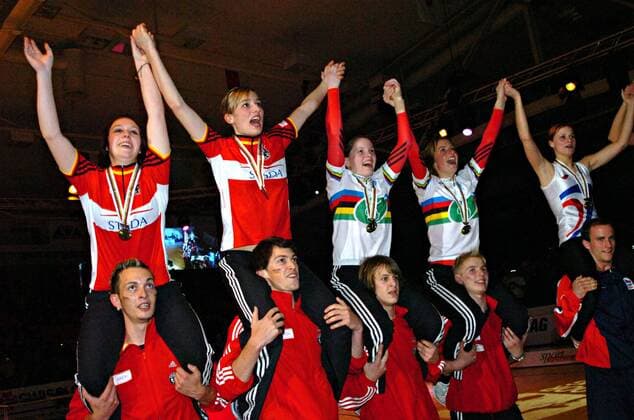 Siegerehrung Kunstrad WM 2007 - 2er Weltmeister Katrin Schultheis und Sandra Sprinkmeier (Mitte) gewinnen vor Jasmin Soika und Katharina Wurster (alle Deutschland, li.) Radsport WM Damen WM 2007, Hallenradsport, Kunstrad, Kunstradsport, Kunstradfahren, Halle, Indoor, Zweier, 2er, 2 er Gruppe Hallenradsport Winterthur Freude, Begeisterung, Radsport WM Damen WM 2007, Hallenradsport, Kunstrad, Kunstradsport, Kunstradfahren, Halle, Indoor, Zweier, 2er, 2 er Gruppe Hallenradsport Winterthur Freude, Begeisterung,