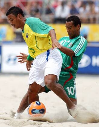 Benjamin (Brasilien, li.) gegen Gustavo Rosales (Mexiko) Beachsoccer Länderspiel Herren FIFA Beach Soccer World Cup 2007, WM, Finale, Endspiel, Nationalmannschaft, Nationaltrikot Gruppe Rio de Janeiro Dynamik, Beachsoccer Länderspiel Herren FIFA Beach Soccer World Cup 2007, WM, Finale, Endspiel, Nationalmannschaft, Nationaltrikot Gruppe Rio de Janeiro Dynamik,