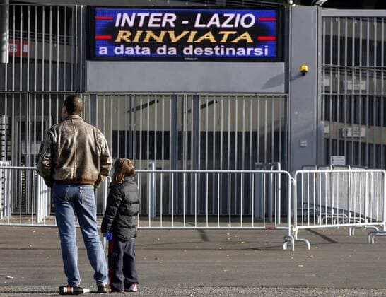 Fußballfan mit seiner Tochter steht vor den geschlossen Toren des Giuseppe Meazza Stadions; das Spiel zwischen Inter Mailand und Lazio Rom wurde aufgrund eines tödliche Zwischenfalls mit einem Fan abgesagt - Fußball Herren Serie A 2007 2008, 1. Italienische Liga, FC Internazionale Mailand - Lazio Rom Gruppe San Siro o0 Krawall, Krawalle, Ausschreitungen, Mailand o0 Fanausschreitungen, Randale Fußball Herren Serie A 2007 2008, 1. Italienische Liga, FC Internazionale Mailand - Lazio Rom Gruppe San Siro o0 Krawall, Krawalle, Ausschreitungen, Mailand o0 Fanausschreitungen, Randale