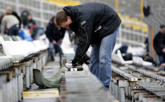 Fußball, Stadiongeschichte SG Dynamo Dresden Abrissarbeiten im Dresdner Rudolf Harbig Stadion - für 11,11 Euro dürfen sich Fans von Dynamo Dresden eine Sitzschale von der alten Hornbach Tribüne abbauen Fußball Herren Regionalliga Nord 2007 2008, 3. Liga, SG Dynamo Dresden, Abriss Tribüne, Tribünenabriss Einzelbild Rudolf Harbig Stadion Dresden, Souvenir Souvenirjäger Souvenirs Fußball Herren Regionalliga Nord 2007 2008, 3. Liga, SG Dynamo Dresden, Abriss Tribüne, Tribünenabriss Einzelbild Rudolf Harbig Stadion Dresden, Souvenir Souvenirjäger Souvenirs