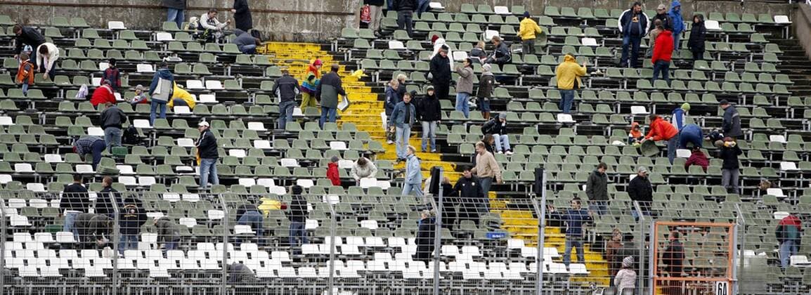 Fußball, Stadiongeschichte SG Dynamo Dresden Abrissarbeiten im Dresdner Rudolf Harbig Stadion - für 11,11 Euro dürfen sich Fans von Dynamo Dresden eine Sitzschale von der alten Hornbach Tribüne abbauen Fußball Herren Regionalliga Nord 2007 2008, 3. Liga, SG Dynamo Dresden, Abriss Tribüne, Tribünenabriss Totale Rudolf Harbig Stadion Dresden, Fußball Herren Regionalliga Nord 2007 2008, 3. Liga, SG Dynamo Dresden, Abriss Tribüne, Tribünenabriss Totale Rudolf Harbig Stadion Dresden,