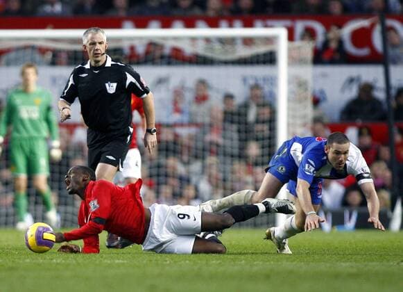 David Dunn (Blackburn, re.) gegen Louis Saha (Manchester United) - Fußball Herren English Premier League 2007 2008, 1. Englische Liga, Manchester United - Blackburn Rovers 2:0, ManU Gruppe Manchester Dynamik, Kampf, Fußball Herren English Premier League 2007 2008, 1. Englische Liga, Manchester United - Blackburn Rovers 2:0, ManU Gruppe Manchester Dynamik, Kampf,