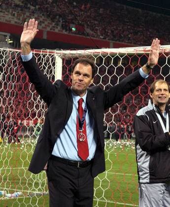 Trainer Holger Osieck (li.) und Co Trainer Gert Engels (beide Urawa Red Diamonds) jubeln über den Gewinn der asiatischen Champions League 2007 - (TKP2007111406) Fußball Herren AFC Asian Champions League 2007, Asien, Asiatische, Finale, Endspiel Gruppe Saitama Freude, Fußball Herren AFC Asian Champions League 2007, Asien, Asiatische, Finale, Endspiel Gruppe Saitama Freude,