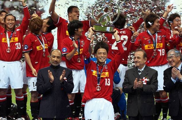 Keita Suzuki (Urawa Red Diamonds, Mitte) präsentiert die Trophäe für den Gewinn der asiatischen Champions League 2007, li. AFC Präsident Mohammed Bin Hammam (Qatar) - (TKP2007111402) Fußball Herren AFC Asian Champions League 2007, Asien, Asiatische, Finale, Endspiel Totale Saitama Freude, Begeisterung, Fußball Herren AFC Asian Champions League 2007, Asien, Asiatische, Finale, Endspiel Totale Saitama Freude, Begeisterung,