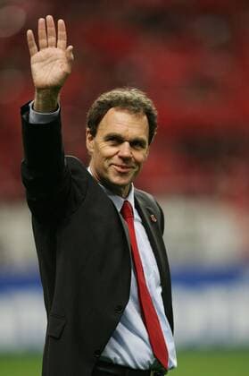 Trainer Holger Osieck (Urawa Red Diamonds), AFC Asian Champions League Sieger 2007, grüßt die Anhänger - (2007111503383688) Fußball Herren AFC Asian Champions League 2007, Urawa Reds, Finale Endspiel, Asien Asiatische, Vdig Einzelbild Saitama Freude, Fußball Herren AFC Asian Champions League 2007, Urawa Reds, Finale Endspiel, Asien Asiatische, Vdig Einzelbild Saitama Freude,