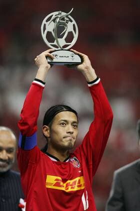 Keita Suzuki (Urawa Red Diamonds) präsentiert den Fair Play Pokal der AFC Asian Champions League - (2007111503382363) Fußball Herren AFC Asian Champions League 2007, Urawa Reds, Finale Endspiel, Asien Asiatische, Vdig Einzelbild Saitama Freude, Fußball Herren AFC Asian Champions League 2007, Urawa Reds, Finale Endspiel, Asien Asiatische, Vdig Einzelbild Saitama Freude,