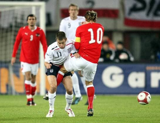 Joe Cole (England, li.) bekommt von Andreas Ivanschitz (Österreich) einen Tritt in den Schritt Fußball Länderspiel Herren Freundschaftsspiel 2007, Test, Testspiel, Nationalteam, Nationaltrikot, Österreich - England 0:1 Gruppe Wien Dynamik, Fußball Länderspiel Herren Freundschaftsspiel 2007, Test, Testspiel, Nationalteam, Nationaltrikot, Österreich - England 0:1 Gruppe Wien Dynamik,