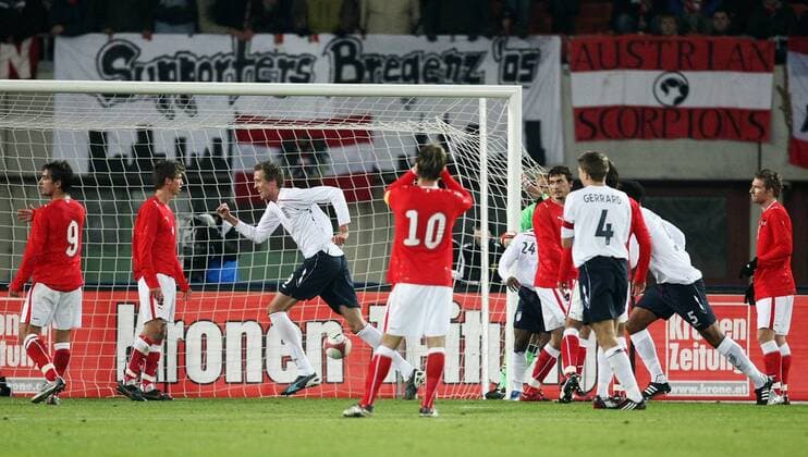 Peter Crouch (England, 3.v.li.) - Torjubel inmitten enttäuschter Österreicher Fußball Länderspiel Herren Freundschaftsspiel 2007, Test, Testspiel, Nationalteam, Nationaltrikot, Österreich - England 0:1 Totale Wien Freude, Fußball Länderspiel Herren Freundschaftsspiel 2007, Test, Testspiel, Nationalteam, Nationaltrikot, Österreich - England 0:1 Totale Wien Freude,
