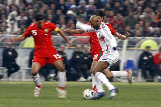Nicolas Anelka (Frankreich Mitte) im Duell - Fußball Länderspiel Herren Freundschaftsspiel 2007, Nationalteam, Nationaltrikot, Test, Testspiel, Frankreich - Marokko 2:2 Gruppe Paris Dynamik, Fußball Länderspiel Herren Freundschaftsspiel 2007, Nationalteam, Nationaltrikot, Test, Testspiel, Frankreich - Marokko 2:2 Gruppe Paris Dynamik,