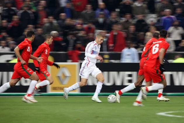 Karim Benzema (Frankreich, Mitte) im Duell - Fußball Länderspiel Herren Freundschaftsspiel 2007, Nationalteam, Nationaltrikot, Test, Testspiel, Frankreich - Marokko 2:2 Gruppe Paris Dynamik, Fußball Länderspiel Herren Freundschaftsspiel 2007, Nationalteam, Nationaltrikot, Test, Testspiel, Frankreich - Marokko 2:2 Gruppe Paris Dynamik,