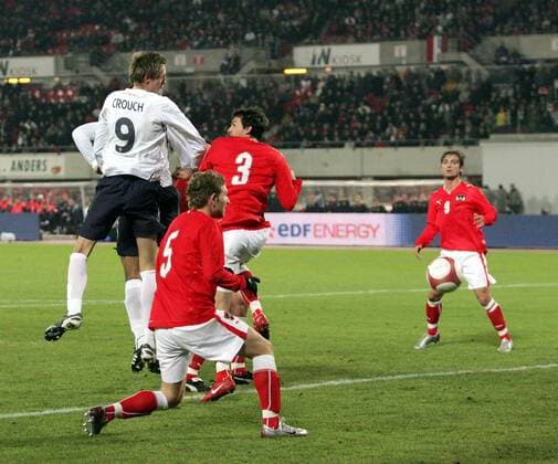 Peter Crouch (England, li.) erzielt das 0:1 für England - EDITORIAL USE ONLY. No use with unauthorised audio, video, data, fixture lists, club league logos or live services. Online in-match use limited to 120 images, no video emulation. No use in betting, games or single club league player publications. Fußball Länderspiel Herren Freundschaftsspiel 2007, Test, Testspiel, Nationalteam, Nationaltrikot, Österreich - England 0:1 Gruppe Wien Dynamik, Fußball Länderspiel Herren Freundschaftsspiel 2007, Test, Testspiel, Nationalteam, Nationaltrikot, Österreich - England 0:1 Gruppe Wien Dynamik,