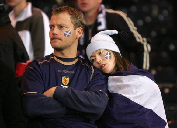 Schottisches Fanpärchen enttäuscht - Fußball Länderspiel Herren EM Qualifikation 2007, Nationalmannschaft, Schottland, schottisch, schottische, schottischer Gruppe Glasgow Enttäuschung, Skepsis, Fußball Länderspiel Herren EM Qualifikation 2007, Nationalmannschaft, Schottland, schottisch, schottische, schottischer Gruppe Glasgow Enttäuschung, Skepsis,