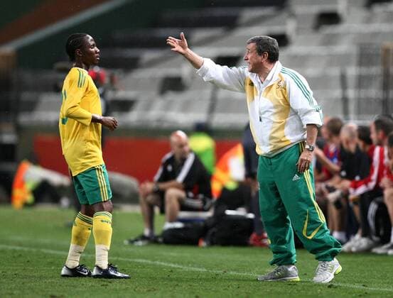 Nationaltrainer Carlos Alberto Parreira (re.) erläutert Teko Modise (beide Südafrika) seine Vorstellungen Fußball Länderspiel Herren Freundschaftsspiel 2007, Test, Testspiel, Nationalteam, Nationaltrikot Gruppe Durban Verzweiflung, Wut, Fußball Länderspiel Herren Freundschaftsspiel 2007, Test, Testspiel, Nationalteam, Nationaltrikot Gruppe Durban Verzweiflung, Wut,