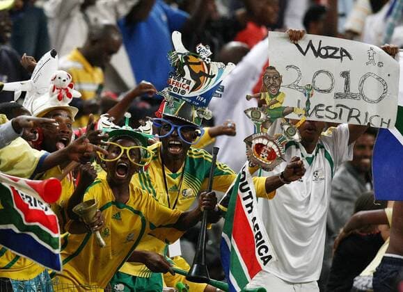 Südafrikanische Fußballfans sorgen mit außergewöhnlichem Outfit für Stimmung und lassen somit das Potenzial für die WM 2010 erahnen Fußball Länderspiel Herren Freundschaftsspiel 2007, Test, Testspiel, Nationalteam, Fangruppe o00 Fanhelm Makarapa Gruppe Jubelschrei, Freudenschrei, Brille, Fanbrille Durban, Riesenbrille, Jubel, riesig, groß übergroß Begeisterung, Freude, Fußball Länderspiel Herren Freundschaftsspiel 2007, Test, Testspiel, Nationalteam, Fangruppe o00 Fanhelm Makarapa Gruppe Jubelschrei, Freudenschrei, Brille, Fanbrille Durban, Riesenbrille, Jubel, riesig, groß übergroß Begeisterung, Freude,