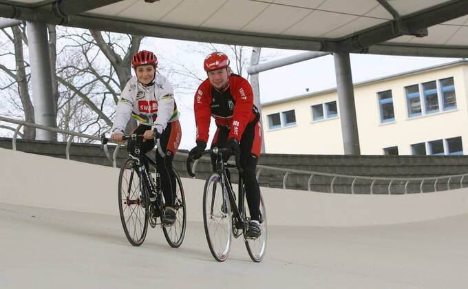 Rene Wolff und Juniorenweltmeisterin Kristina Vogel (beide Deutschland) drehen anläßlich der Eröffnung der neuen Radrennbahn im Erfurter Andreasrieth ein paar Runden auf dem Rad Radsport Bahnradsport 2007, Bahn, Bahnrad, Rad, Radrennsport, Rennbahn Gruppe Erfurt Radsport Bahnradsport 2007, Bahn, Bahnrad, Rad, Radrennsport, Rennbahn Gruppe Erfurt