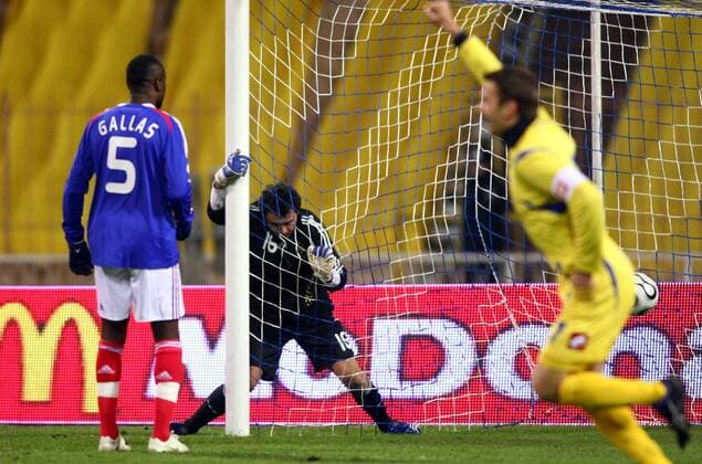 Torwart Sebastien Frey und William Gallas (beide Frankreich) kassieren das 1:0 gegen die Ukraine - (pan23280) Fußball Länderspiel Herren EM Qualifikation 2007, Nationalmannschaft, Nationaltrikot, Ukraine - Frankreich 2:2 Gruppe Kiew Freude, Enttäuschung, Fußball Länderspiel Herren EM Qualifikation 2007, Nationalmannschaft, Nationaltrikot, Ukraine - Frankreich 2:2 Gruppe Kiew Freude, Enttäuschung,