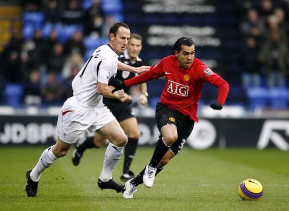 Carlos Tevez (Manchester United, re.) gegen Andy O Brien (Bolton) - EDITORIAL USE ONLY. No use with unauthorised audio, video, data, fixture lists, club league logos or live services. Online in-match use limited to 120 images, no video emulation. No use in betting, games or single club league player publications. Fußball Herren English Premier League 2007 2008, 1. Englische Liga, Bolton Wanderers - Manchester United 1:0, ManU Gruppe Bolton Dynamik, Fußball Herren English Premier League 2007 2008, 1. Englische Liga, Bolton Wanderers - Manchester United 1:0, ManU Gruppe Bolton Dynamik,