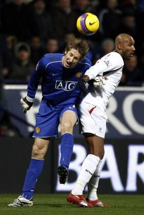 Torwart Edwin van der Sar (Manchester United, li.) klärt gegen Nicolas Anelka (Bolton) - EDITORIAL USE ONLY. No use with unauthorised audio, video, data, fixture lists, club league logos or live services. Online in-match use limited to 120 images, no video emulation. No use in betting, games or single club league player publications. Fußball Herren English Premier League 2007 2008, 1. Englische Liga, Bolton Wanderers - Manchester United 1:0, ManU Gruppe Bolton Dynamik, Abwehr, Fußball Herren English Premier League 2007 2008, 1. Englische Liga, Bolton Wanderers - Manchester United 1:0, ManU Gruppe Bolton Dynamik, Abwehr,